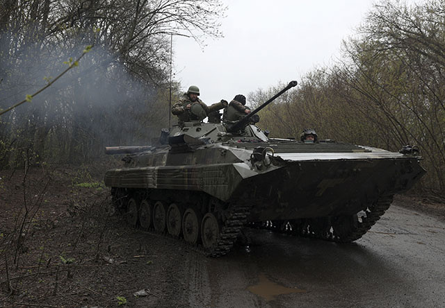 La Russie a lancé l'offensive dans l'est de l'Ukraine, annonce le président Zelensky