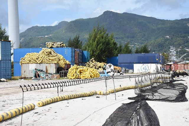 Des thoniers français et espagnols d’accord pour recycler les filets et les engins de pêche avec une entreprise seychelloise