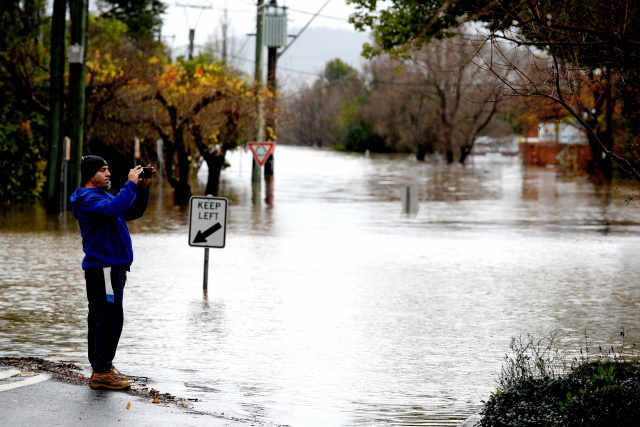 Thousands told to evacuate before 'life-threatening' Sydney flood