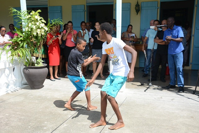 Les Seychelles mènent des recherches sur la danse de combat « Tinge » afin de préserver la tradition