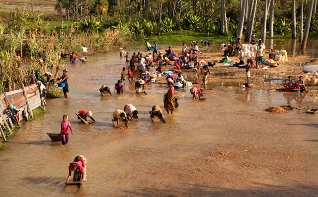 18 die as Madagascar police shoot at albino kidnap protesters: medic