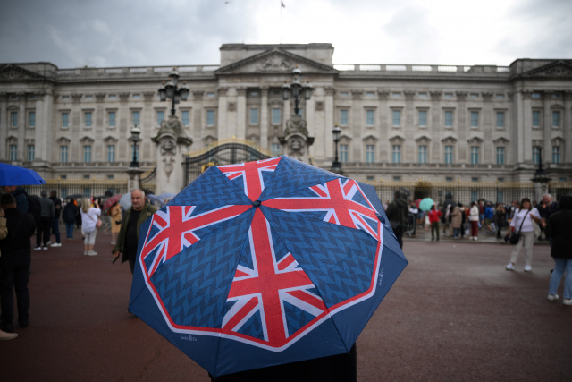Mournful 'God Save the Queen' rings out at Buckingham Palace
