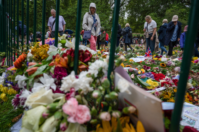 Crowds gather as queen's coffin to go on display in London