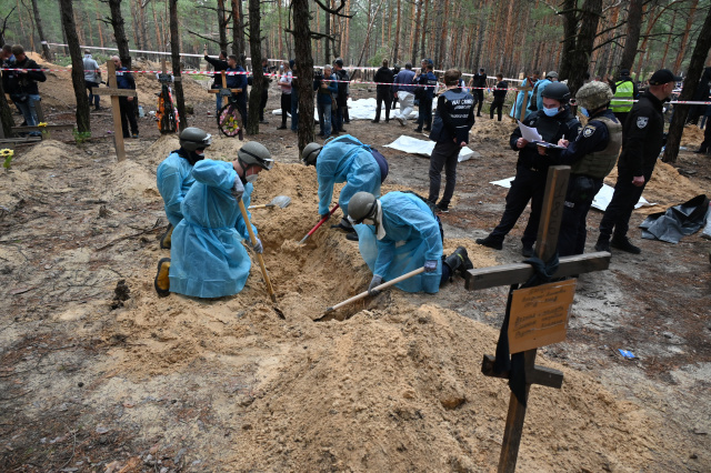 Ukraine official says '450 graves' found near recaptured Izyum