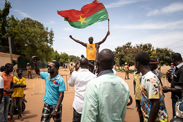 Burkina: deuxième coup d'Etat en huit mois, le chef de la junte démis de ses fonctions
