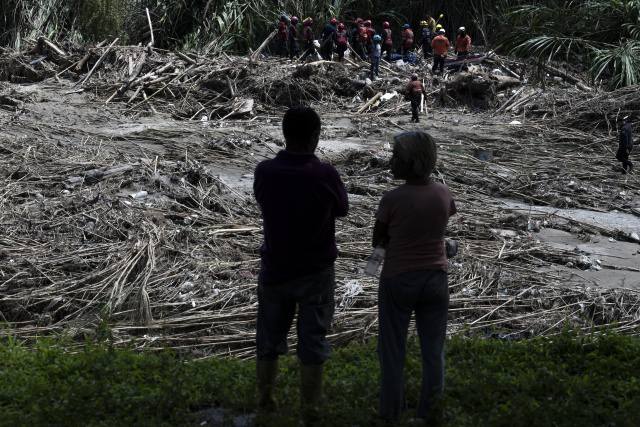Hope fading in search for Venezuela landslide survivors
