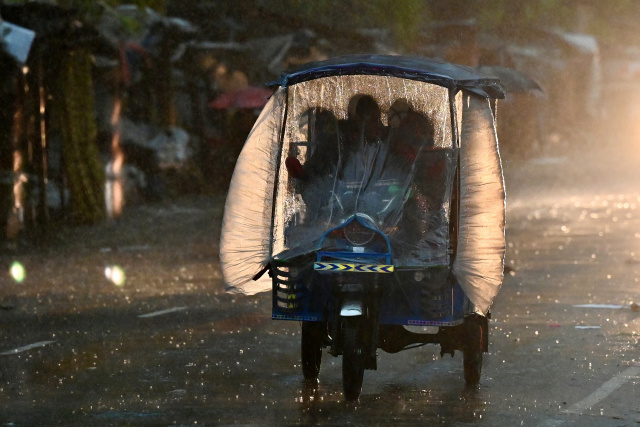 Cyclone Sitrang hits Bangladesh, hundreds of thousands of people evacuated