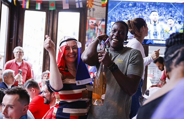 Mondial: euphorie franco-marocaine sur les Champs-Elysées, avant le choc de mercredi