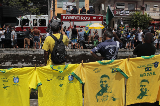 Brazil says final farewell to 'King' Pele