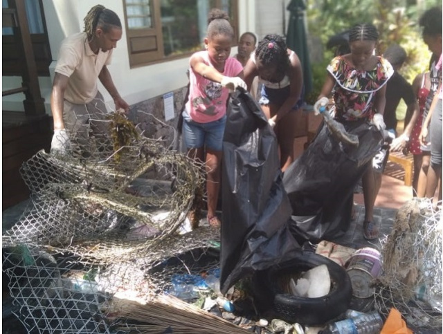 Lospitalite Tourism Clubs: Mont Fleuri School’s students clean up Round Island in Seychelles