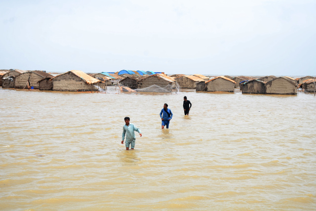 Gales lash India and Pakistan coast as Cyclone Biparjoy hits