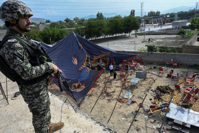 Pakistan police comb bomb site after deadly blast