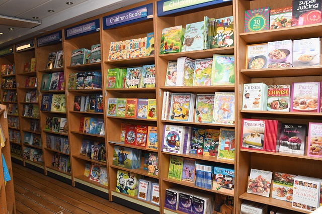 Seychelles' President calls for buying books from Logos Hope for National Library