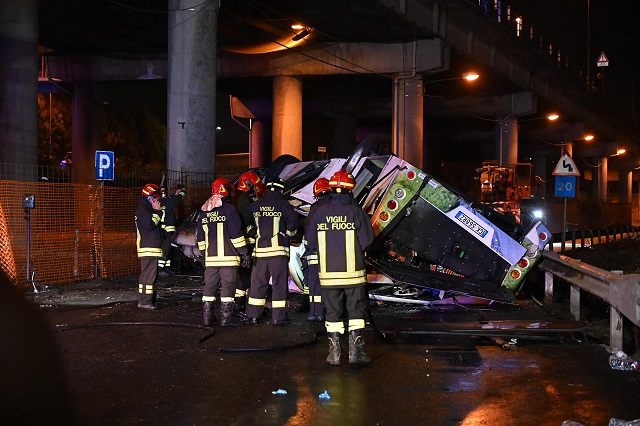 A Venise, les drapeaux en berne après l'accident de bus ayant fait 21 morts
