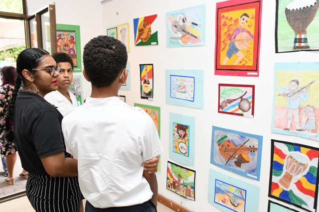 Zenn Artis Kreolofonn: 61 young artists showcase traditional fashion of Seychelles