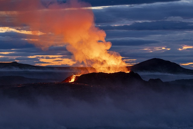 Volcan en Islande: les habitants d'une ville évacuée récupèrent leurs biens
