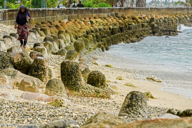 Maldives to battle rising seas by building fortress islands