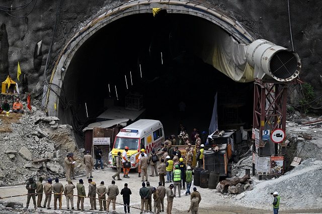 Tunnel effondré en Inde: les secours à quelques mètres des 41 ouvriers bloqués
