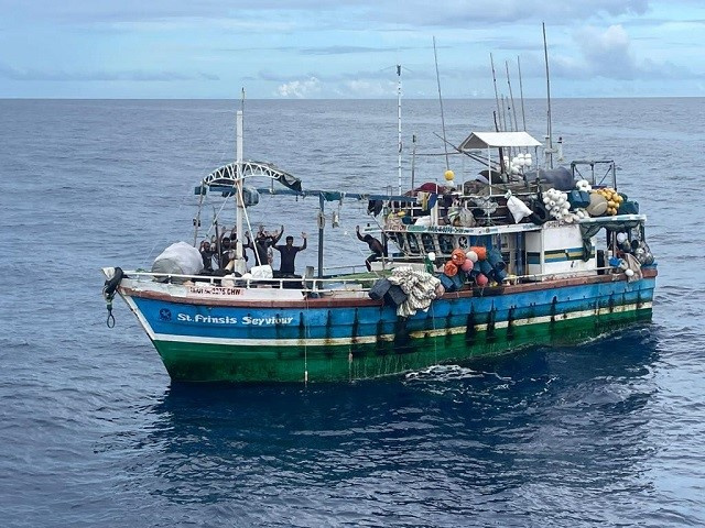 3 navires étrangers soupçonnés de pêche illégale capturés dans les eaux des Seychelles d'octobre à novembre