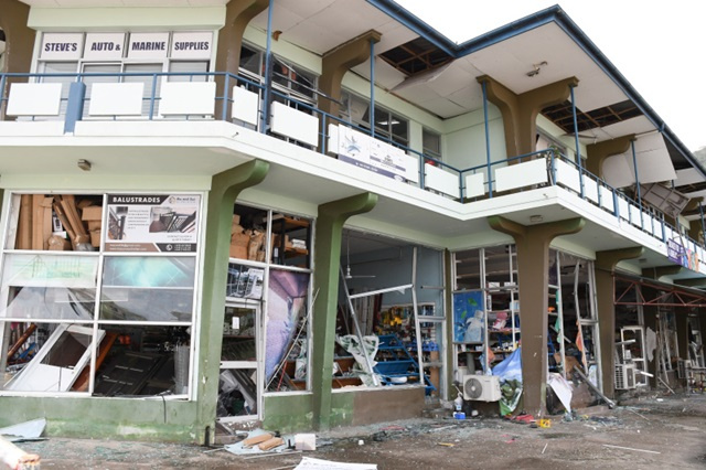 Rush for glass installation during reconstruction period of Dec. 7 disasters