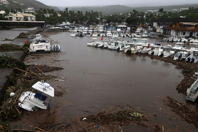 Floods hit Mauritius as tropical cyclone approaches