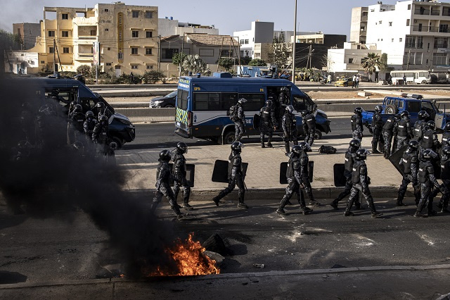 Sénégal: premiers heurts après un report à hauts risques de la présidentielle