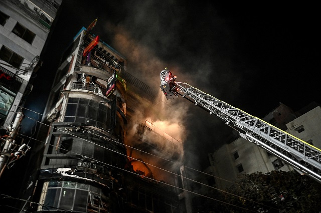 Bangladesh: un incendie, aggravé par des failles de sécurité, fait au moins 45 morts