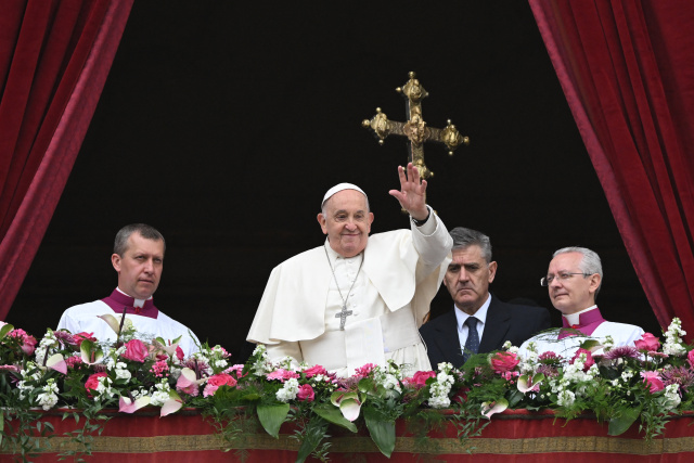 Pope Francis pleads for peace in Easter message