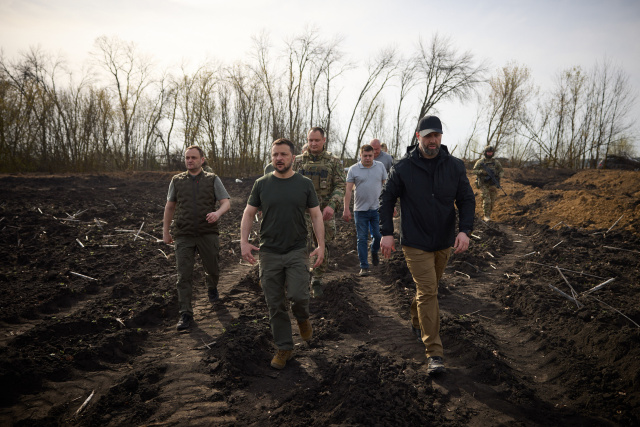 Zelensky inspects fortifications around Kharkiv amid Russian attacks
