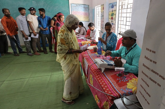 L'Inde vote avec le nationaliste hindou Modi pour favori