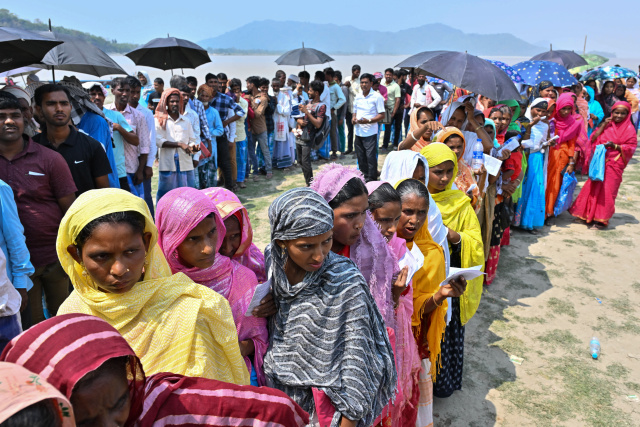 Indian election resumes as heatwave hits voters