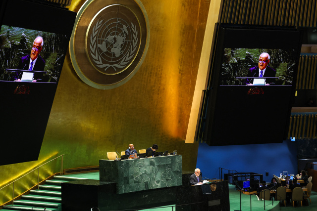 UN votes symbolically in favor of Palestinian membership