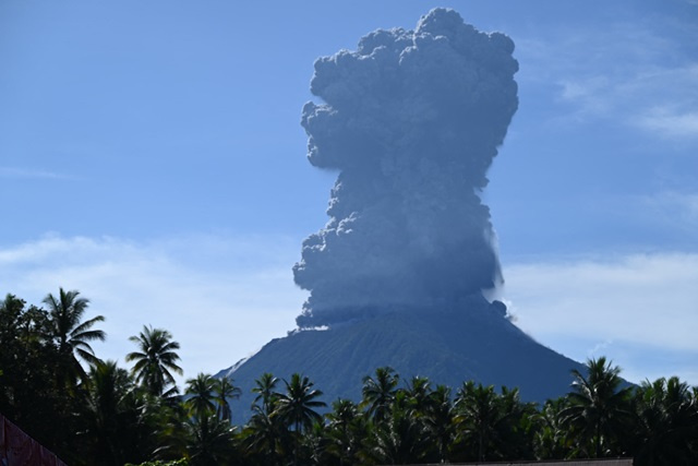 Indonésie: le volcan Ibu projette une énorme colonne de cendres