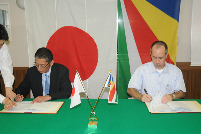 Signing Pirate Transfer Agreement Photo: Seychelles News Agency
