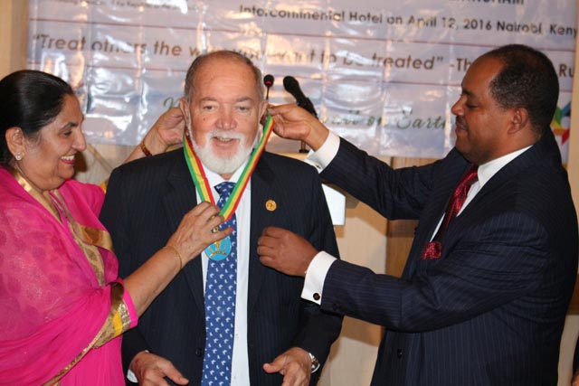 Sir James Mancham receives the Africa Peace Award from Mrs Rattan K Channa - Photo: Seychelles News Agency