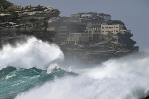 Thousands evacuated as cyclone bears down on Australia