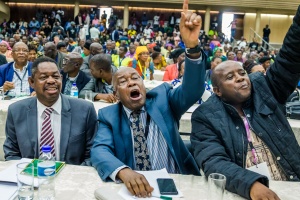 Noon deadline looms for defiant Mugabe as Zimbabwe crisis deepens