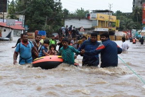 India flood crisis mounts as 324 confirmed dead