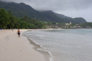 Une plage immaculée et exempte de détritus fait que les Seychelles reçoivent la première désignation de «drapeau blanc» dans la région