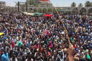 Defiant Sudan protesters seek army talks