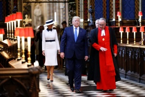 Trump meets queen after insulting London mayor