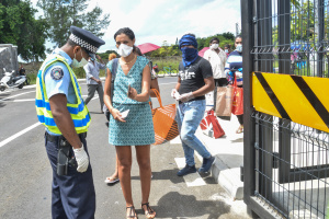 In Mauritius, a rush as supermarkets open after 10 days