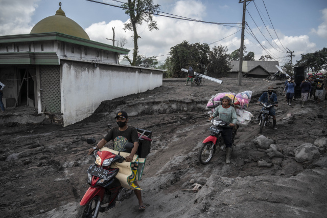 Lebih dievakuasi setelah Gunung Semeru meletus di Indonesia